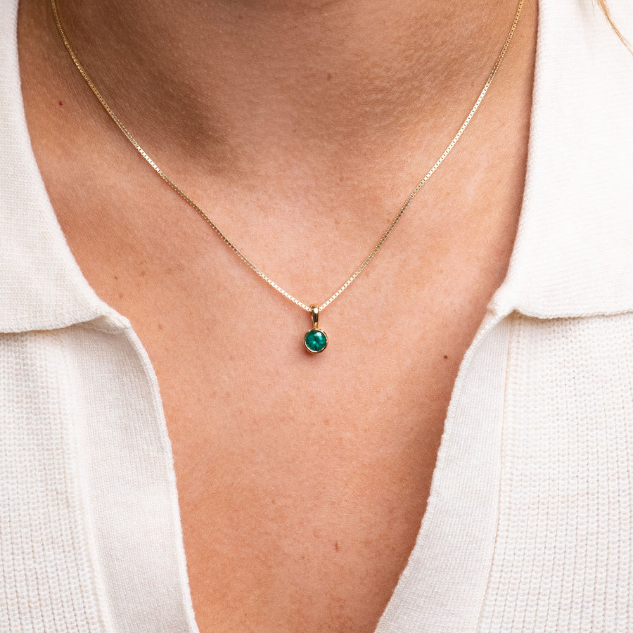 14k Circular Emerald Bezel Necklace