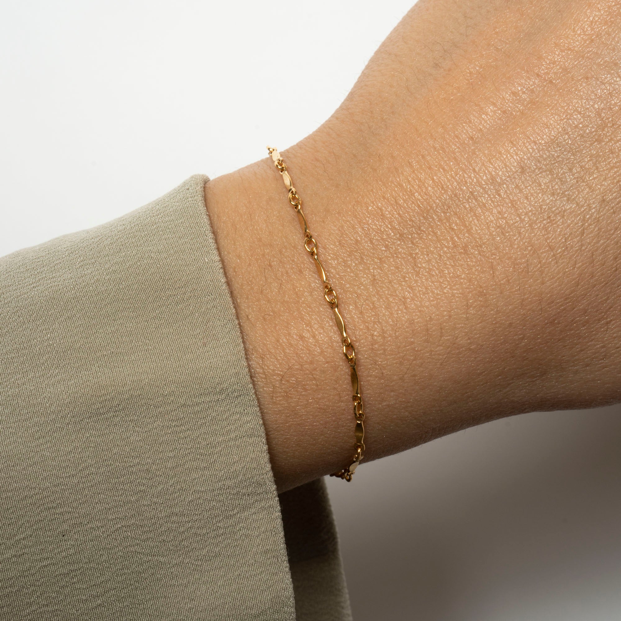 Gold Dapped Bar Bracelet